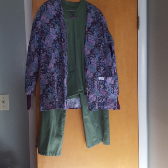 Scrub Outfit olive khaki and eggplant print - Picture 1 of 3